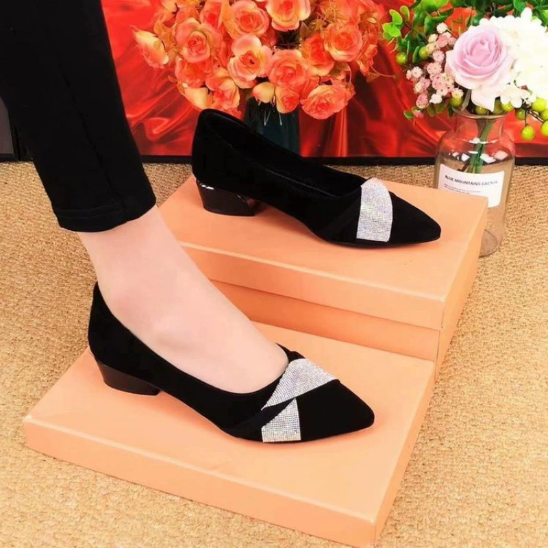 Mid-heeled shoes with stilettos